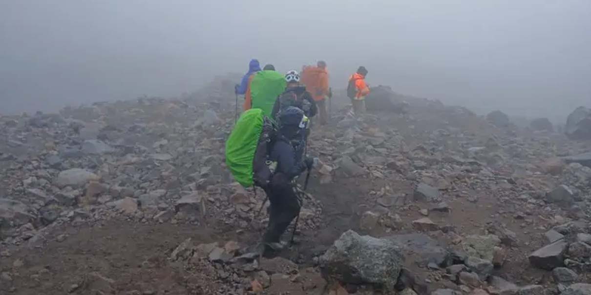 Rescatan con vida a 11 alpinistas guatemaltecos perdidos en el Pico de Orizaba