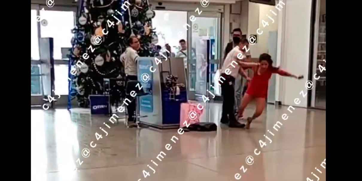 VIDEO. Elemento de seguridad propina épica golpiza a farderos en Walmart de Tlanepantla