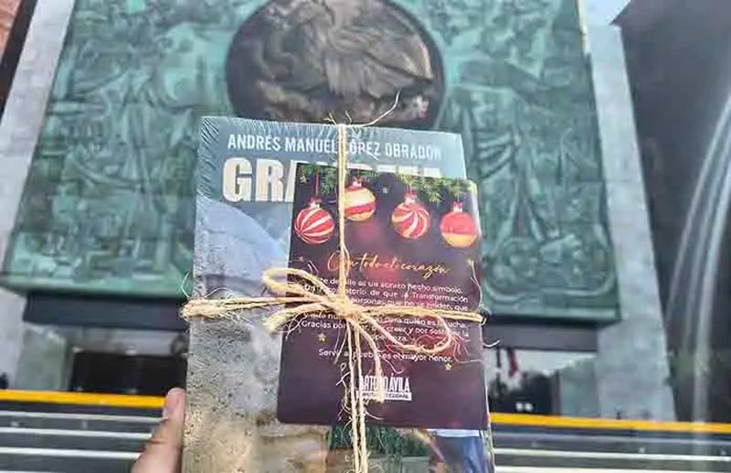 Arturo Ávila sigue los pasos de Adán Augusto y regala libro de AMLO incluso a la oposición