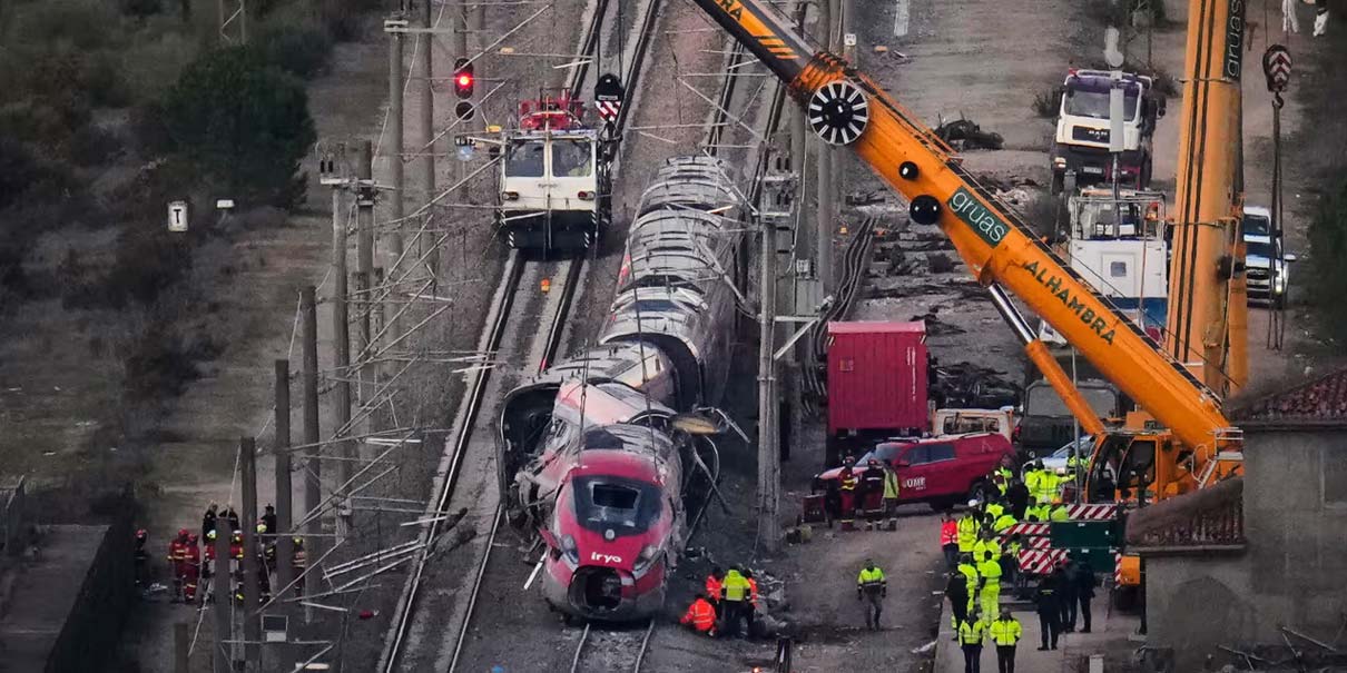 Cataluña vive jornada negra: un tren descarrila y otro choca contra un muro