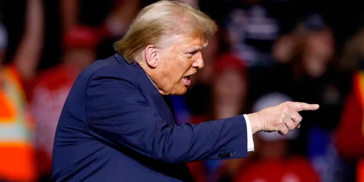 Trump responde con gesto obsceno a trabajador que lo insultó durante visita a planta de Ford en Michigan