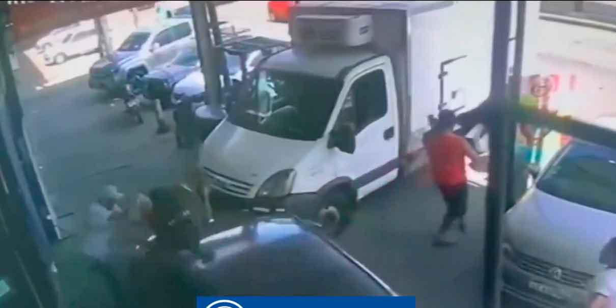 VIDEO. Atropella a su padre y a dos personas tras discusión familiar en Argentina