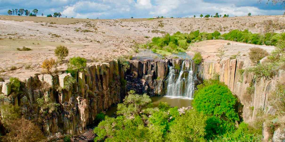 Cascada de Tixhiñú en Aculco: el paraíso escondido entre columnas de basalto en el Estado de México