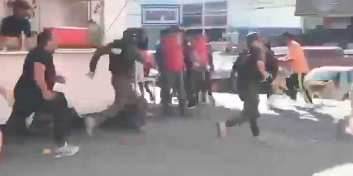 Con jitomatazos  y golpes se enfrentan comerciantes con la policía civil en San Luis Potosí 