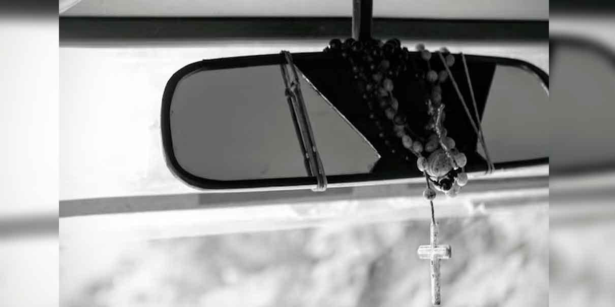 ¡Cuidado con el retrovisor! Rosarios y adornos pueden ser causa de multas