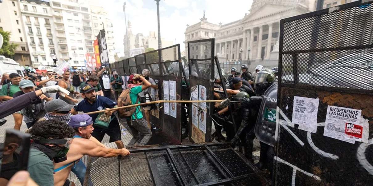 Polémica reforma laboral de Milei avanza en el Congreso argentino entre protestas y disturbios