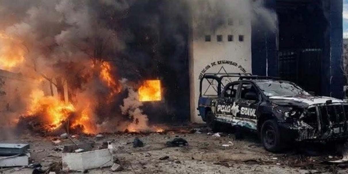 Atacan comandancia de Luis Moya con vehículo explosivo; tres uniformados lesionados