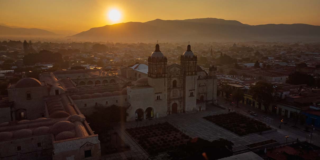 Descubre el Templo de Santo Domingo de Guzmán: joya barroca en el corazón de Oaxaca
