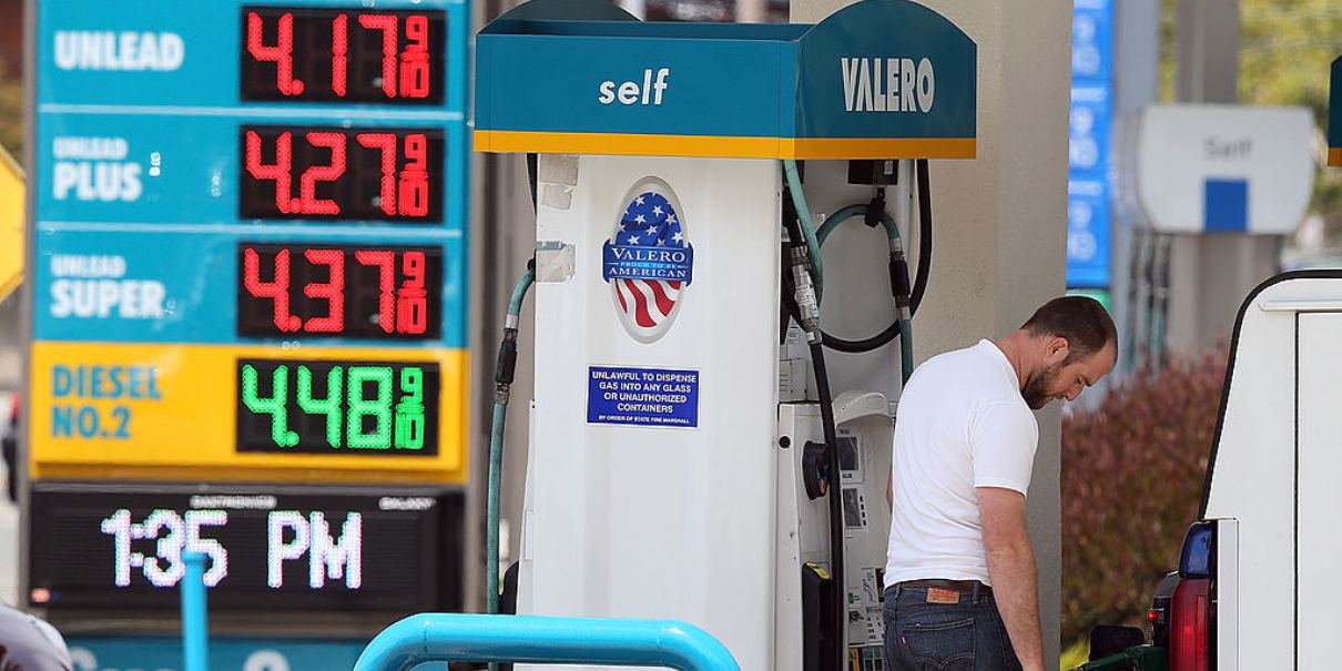 Precio de la gasolina en Estados Unidos supera los 4 dólares por galón en medio de la guerra en Irán