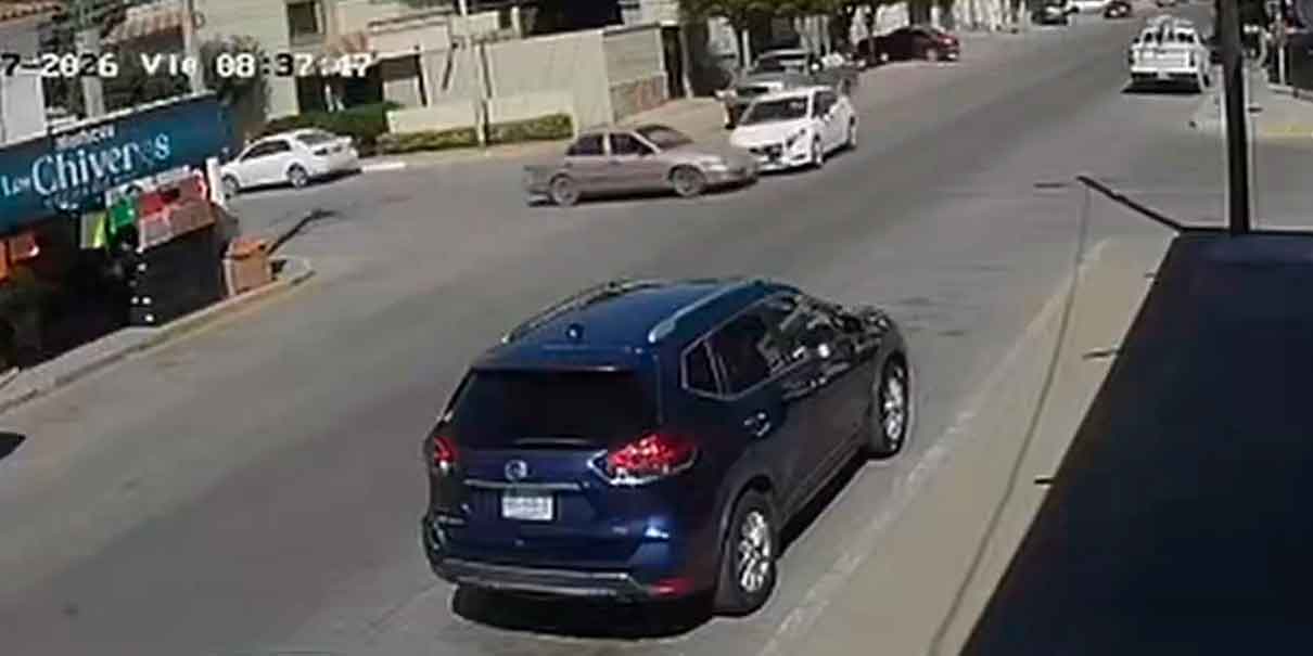 Mujer no respeta semáforo y sale proyectada de su auto y el otro se mete a negocio de birria