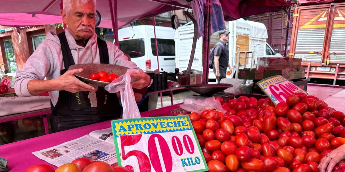 Suben precios de jitomate, limón y cigarrillos; inflación anual supera 4%