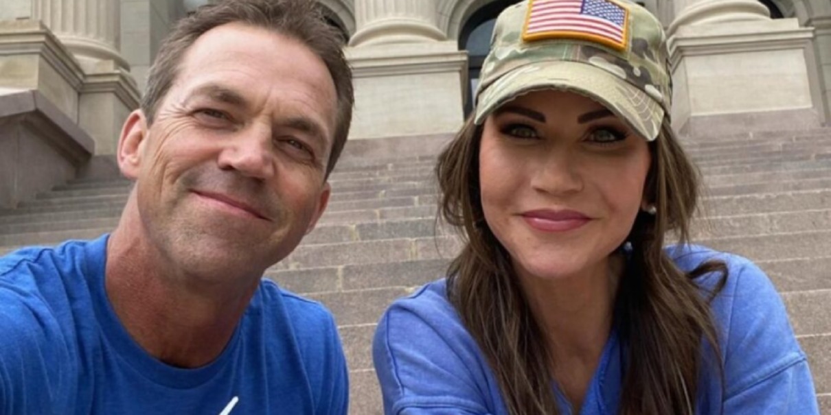 Bryon Noem golpea a Kristi Noem