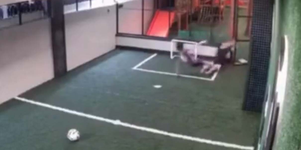 Niño queda pegado a reja electrificada y su amigo evita tragedia