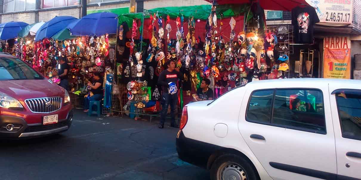 ¡Lucharán a dos a tres caídas! Violenta riña entre ambulantes afuera de Arena Puebla deja un herido grave