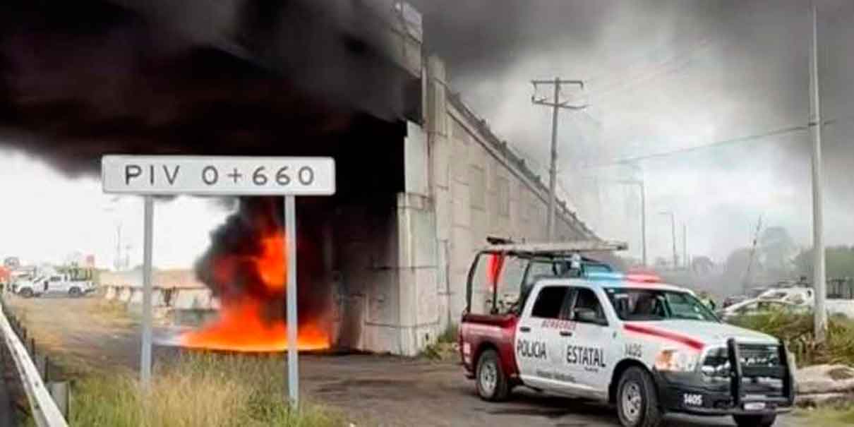 Balacera en la autopista México-Puebla Tlahuapan deja camiones incendiados, caos vial y fuerte movilización de Guardia Nacional; autoridades confirman conflicto entre sindicatos de materialistas.