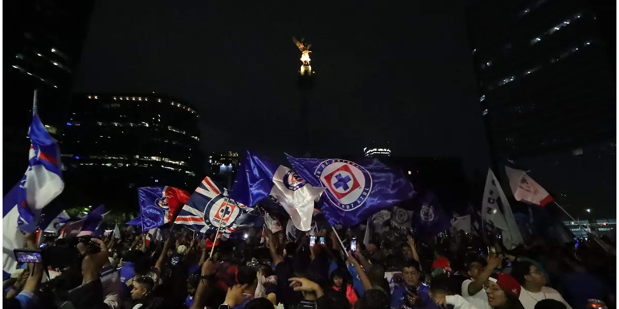 Cruz Azul celebra su décima estrella en el Ángel de la Independencia