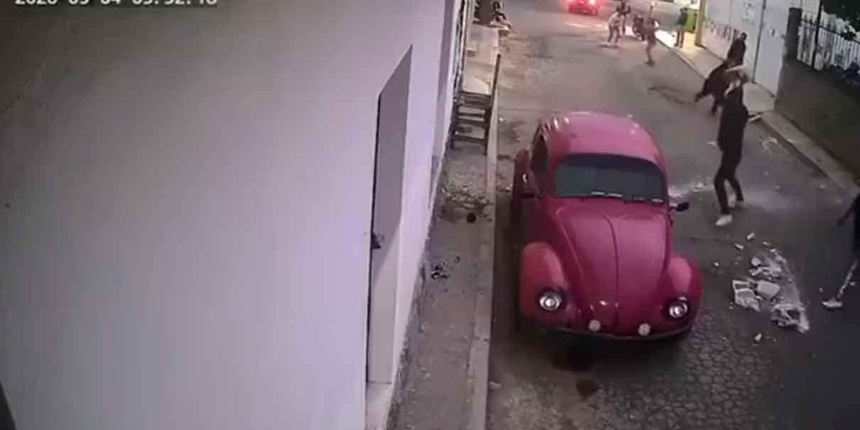 VIDEOS. Guerra de “blockazos” en Zacatepec deja un herido y daños materiales