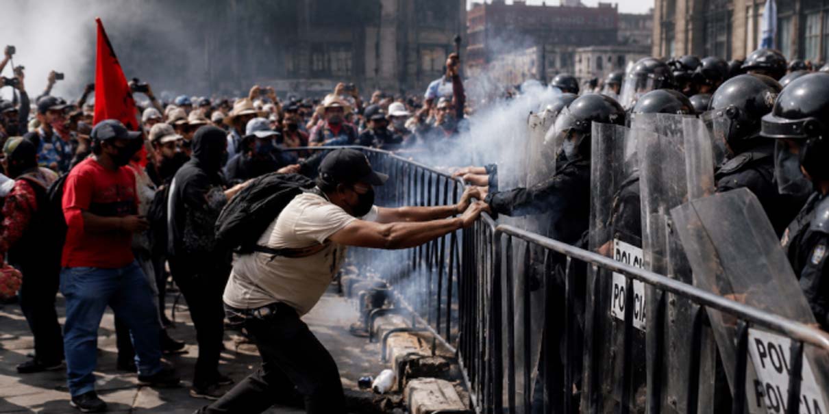 Con vallas y gases, la CNTE rompe cerco policial en el Zócalo y se registra enfrentamiento con fuerzas de seguridad