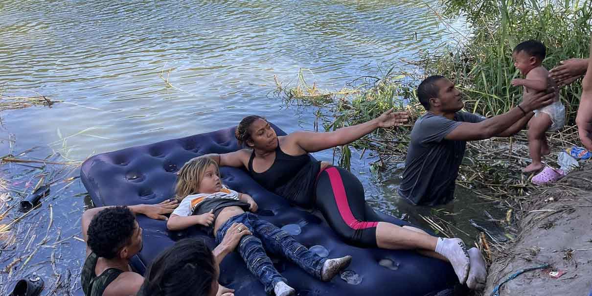 Tras el endurecimiento de las políticas de Trump; polleros aprovechan y ofrecen “sus servicios”