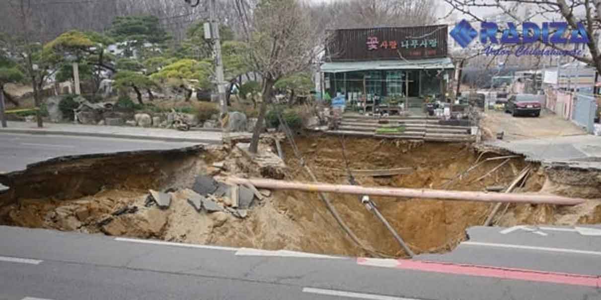Impactante VIDEO: Motociclista cae en socavón gigante; lo hallan sin vida tras 17 horas de búsqueda
