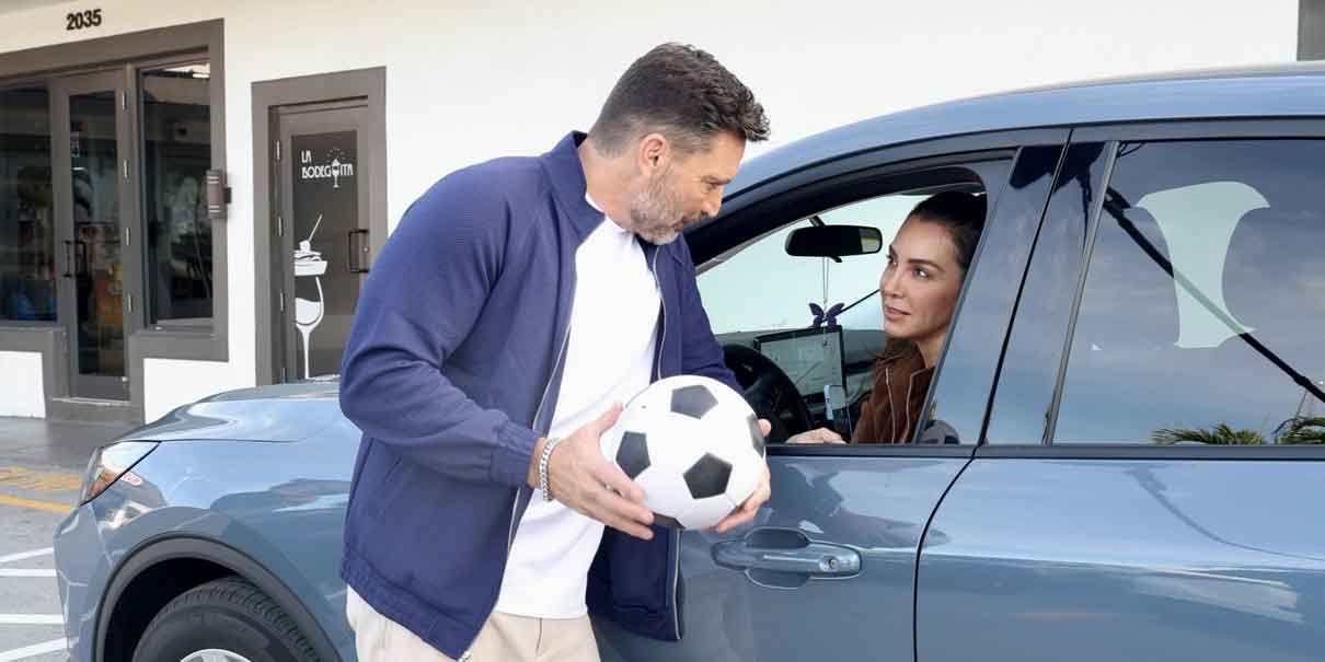 Elizabeth Gutiérrez y Julián Gil juntos en el rodaje de ‘Eva y Adán en Miami’