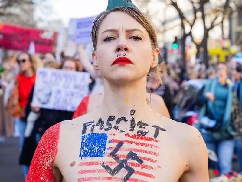FEMEN, desnudez y acción para visibilizar la opresión de las mujeres La FEMEN es un movimiento feminista internacional fundado en Ucrania en 2008, pero que ha tenido una notable presencia en Francia. Se caracteriza por sus acciones radicales, principalmente protestas desnudas o semidesnudas, para llamar la atención sobre diversas causas feministas y de derechos humanos. Las mujeres que forman parte de FEMEN suelen llevar consignas escritas en sus cuerpos y emplean el desnudo como una forma de desafío visual contra la opresión patriarcal y social. El grupo se hizo conocido a nivel mundial debido a sus intervenciones públicas en lugares como plazas, iglesias, instituciones gubernamentales y otros espacios públicos. Sus temas de lucha incluyen la lucha contra la violencia de género, la opresión sexual, la explotación de las mujeres, la religión, la dictadura, y la igualdad de derechos. Aunque FEMEN tiene su origen en Ucrania, su sede principal se trasladó a París en 2013. Desde entonces, la organización ha mantenido una presencia activa en varios países, a menudo realizando protestas en las que desafían las convenciones sociales y políticas. Aunque sus tácticas y la forma de protesta a menudo han sido controvertidas, la FEMEN ha logrado visibilizar temas feministas a nivel global