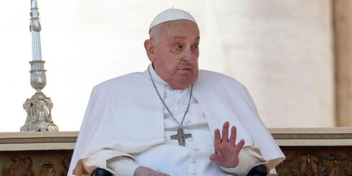 Plaza de San Pedro vibra con la aparición inesperada del papa Francisco