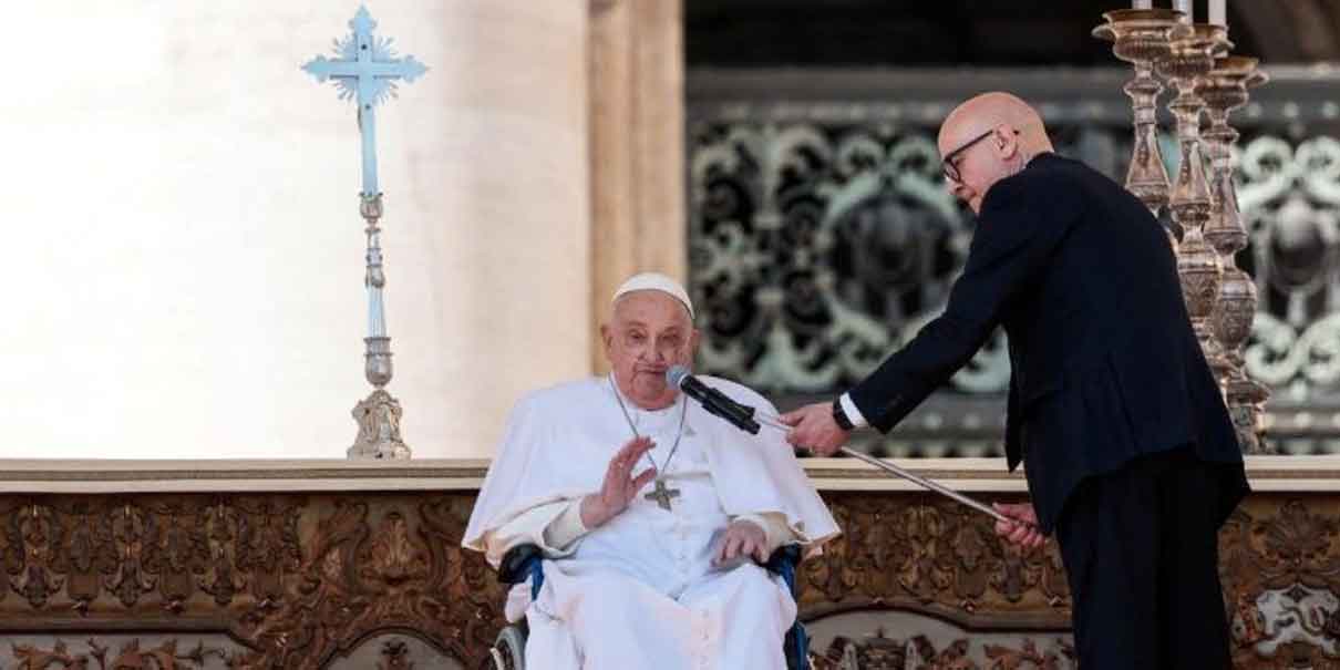 Plaza de San Pedro vibra con la aparición inesperada del papa Francisco