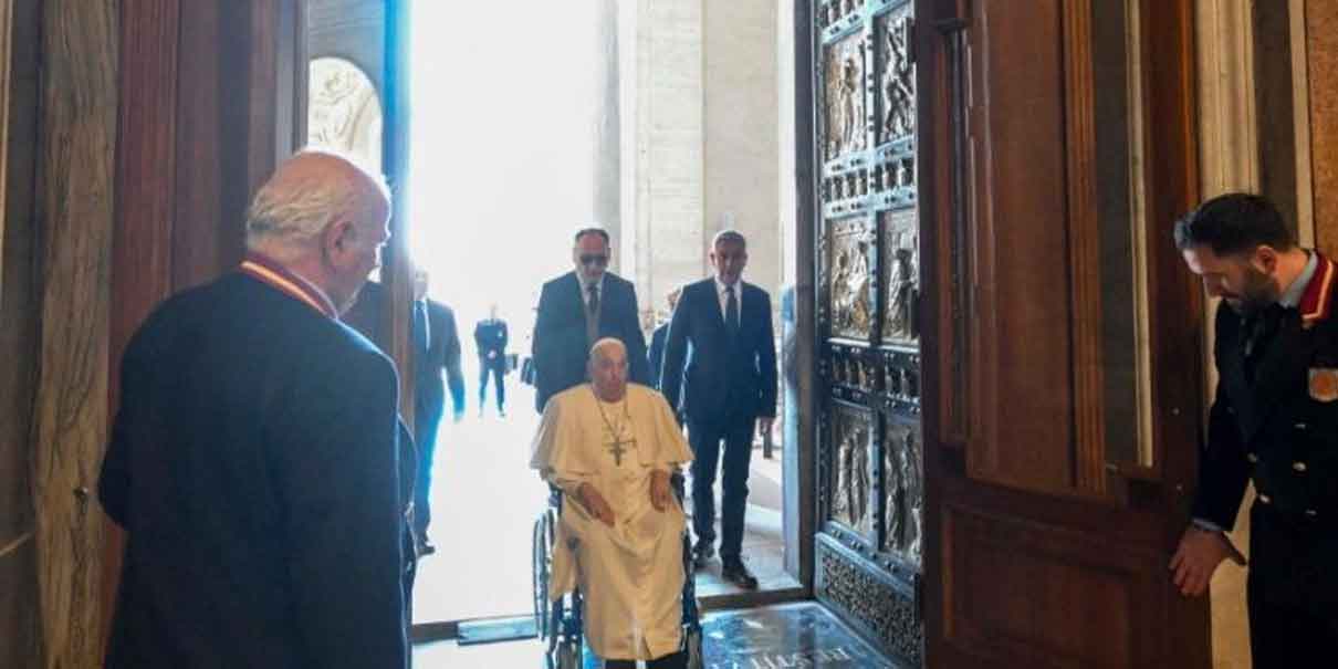Plaza de San Pedro vibra con la aparición inesperada del papa Francisco