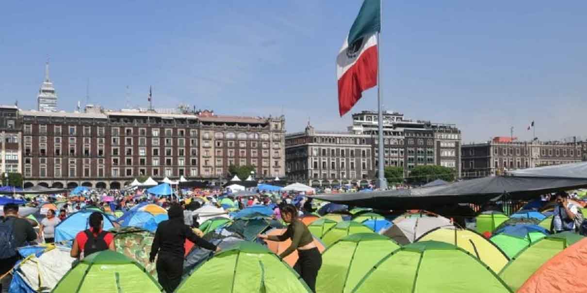 Docentes del CNTE toman el Zócalo y generan bloqueos en paro nacional