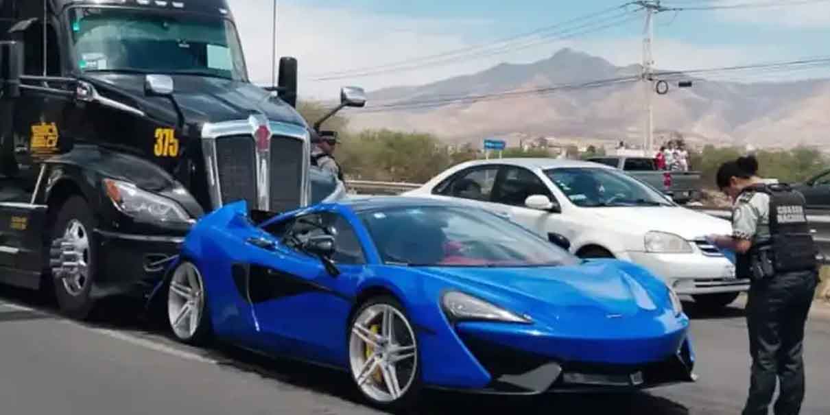 Tráiler colisionó contra un deportivo de lujo, el VIDEO se volvió viral