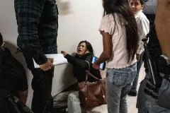 Violencia del ICE contra migrantes: mujer empujada y tirada frente a sus hijos