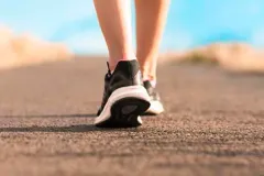 Caminar podría retrasar el Alzheimer hasta siete años, revela estudio de Harvard