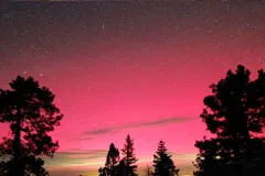 VIDEO.  Un fenómeno inusual sorprende al norte de México: auroras boreales iluminaron el cielo