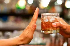 A qué EDAD conviene DEJAR el ALCOHOL: estudios revelan efectos en la salud y la longevidad