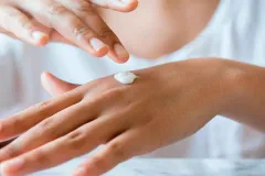 El retinol conquista las manos y redefine el cuidado antiedad más allá del rostro