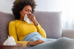 Influenza o Covid: Cómo diferenciar síntomas ante una temporada invernal que preocupa a especialistas