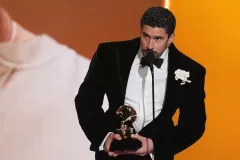 Bad Bunny triunfa en los Grammy y alza la voz: “Fuera ICE, somos humanos”