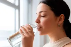 Hidratación diaria, clave para frenar la inflamación del hígado graso