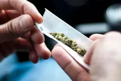 Adolescentes que consumen MARIHUANA duplican riesgo de psicosis y trastorno bipolar: estudio