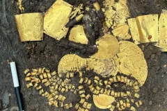 Hallan tumba milenaria con tesoros de oro en Panamá