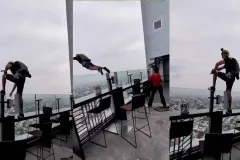 VIDEO. Deportista extremo se arroja con paracaídas desde terraza del Hotel Riu en Guadalajara 