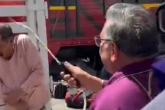 ¡De una vez bendecidos y desinfectados! El padre que no se anda con gotas