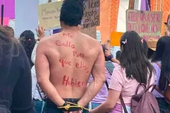 Aliado feminista es exhibido como deudos alimentario durante marcha del 8M