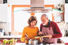 Cocinar en casa podría reducir hasta 30% el riesgo de demencia, revela estudio