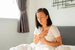 Mujeres tienen mayor riesgo de infarto y lo detectan tarde: claves para prevenirlo