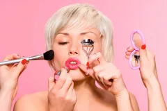 Errores de maquillaje que te envejecen sin darte cuenta y cómo evitarlos paso a paso