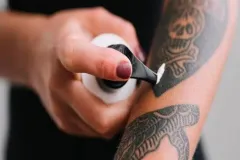 ¿Te hiciste un tatuaje? Estas cremas baratas pueden salvar tu piel y tu diseño