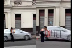 VENGANZA DELICADA. Mujer grafitea el auto de su novio por infidelidad pero lo cubre con plástico. VIDEO. 
