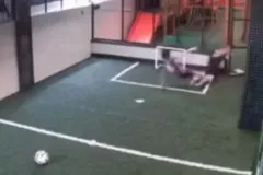 Niño queda pegado a reja electrificada y su amigo evita tragedia